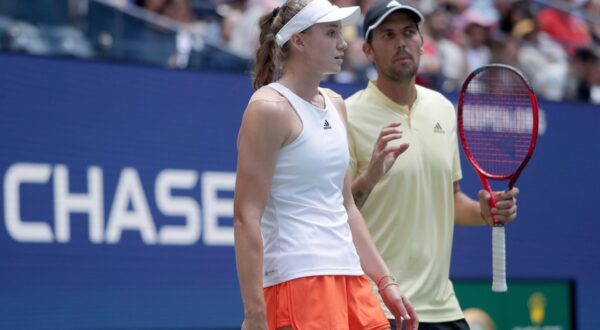 Elena Rybakina speaks with her coach Stefano Vukov while practicing before the 2022 US Open inside Arthur Ashe Stadium at the Billie Jean King Tennis Center in Flushing Meadows Corona Park in Flushing NY on August 27, 2022. (Photo by Andrew Schwartz)  //SCHWARTZANDREW_sipaSCHWARTZ.0010/2208281359/Credit:Andrew Schwartz/SIPA/SIPA/2208281409,Image: 717162178, License: Rights-managed, Restrictions: , Model Release: no, Credit line: Andrew Schwartz / Sipa Press / Profimedia