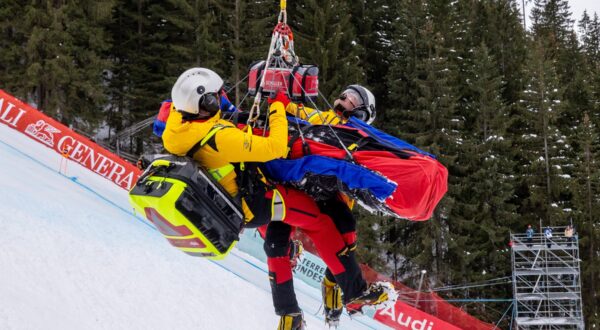 Switzerland's Remi Cuche is airlifted by helicopter after crashing during the second training of the men's Downhill of FIS ski alpine world cup in Kitzbuehel, Austria on January 17, 2024.,Image: 838037242, License: Rights-managed, Restrictions: Austria OUT
SOUTH TYROL OUT, Model Release: no, Credit line: Johann GRODER / AFP / Profimedia