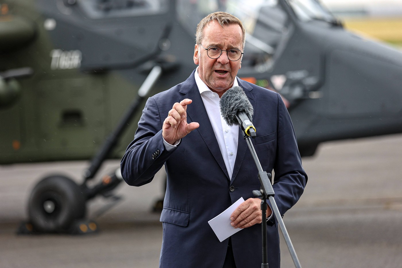 Einziges Kampfhubschrauberregiment 36 des Deutschen Heeres präsentiert sich dem Bundesminister der Verteidigung Pressekonferenz auf dem Vorfeld vor einem Tiger Kampfhubschrauber mit dem Bundesminister der Verteidigung, Boris Pistorius SPD. Fritzlar Flugplatz Fritzlar Hessen Germany *** The only combat helicopter regiment 36 of the German Army presents itself to the Federal Minister of Defense Press conference on the apron in front of a Tiger combat helicopter with the Federal Minister of Defense, Boris Pistorius SPD Fritzlar Fritzlar Airfield Hesse Germany,Image: 911523224, License: Rights-managed, Restrictions: imago is entitled to issue a simple usage license at the time of provision. Personality and trademark rights as well as copyright laws regarding art-works shown must be observed. Commercial use at your own risk., Model Release: no, Credit line: Bernhard Herrmann / imago stock&people / Profimedia