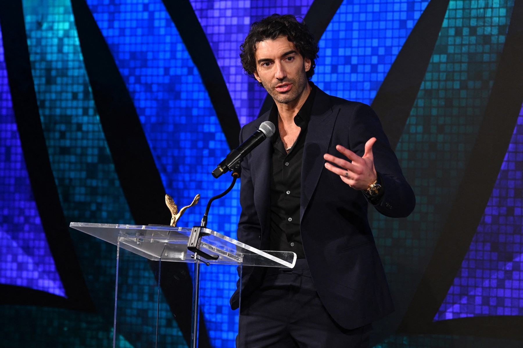 NEW YORK, NEW YORK - DECEMBER 09: Actor/filmmaker and VOS Honoree, Justin Baldoni speaks onstage at the Vital Voices 12th Annual Voices of Solidarity Awards at IAC Building on December 09, 2024 in New York City.   Bryan Bedder,Image: 944976517, License: Rights-managed, Restrictions: , Model Release: no, Credit line: Bryan Bedder / Getty images / Profimedia