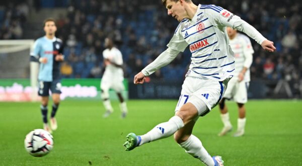 Strasbourg's Ukrainian defender #77 Eduard Sobol kicks the ball during the L1 French football match between Le Havre AC (HAC) and RC Strasbourg at the Oceane Stadium, in Le Havre, north-western France, on December 15, 2024.,Image: 947030062, License: Rights-managed, Restrictions: , Model Release: no, Credit line: Lou BENOIST / AFP / Profimedia