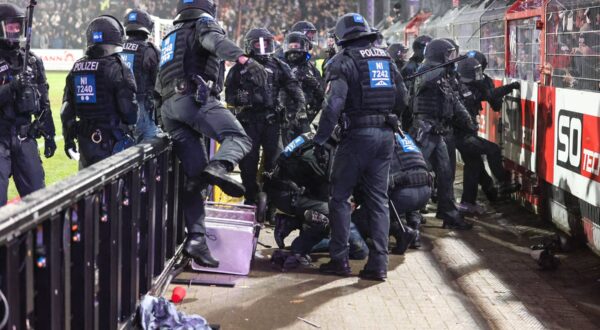 Festnahme bei Randale, Ausschreitungen RWE Fans in Osnabrück 15.12.2024 Polizeieinsatz und Festnahme bei Randale, Ausschreitungen RWE Fans in Osnabrück 15.12.2024: Nachdem Fans, Ultras, Hooligans, Hooltras teils vermummt durch ein geöffnetes Tor in den Innenraum des Stadions Bremer Brücke zu den gelangten und sich eine Schlägerei lieferten greift die behelmte Polizei durch. VfL Osnabrück vfl1899, lilaweiss gegen Rot-Weiss Essen RWE, Rot Weiß Essen am 15. Dezember 2024 im Stadion Bremer Brücke NIedersachsen / Deutschland / GER. Fußball,18. Spieltag der 3. Liga Saison 2024/2025. Endstand 2:0 vor 15.158 Zuschauern. *** Arrest during riots, riots RWE fans in Osnabrück 15 12 2024 Police operation and arrest during riots, riots RWE fans in Osnabrück 15 12 2024 After fans, Ultras, hooligans, hooligans, hooligans, some of them masked, entered the interior of the Bremer Brücke stadium through an open gate and fought a brawl, the helmeted police VfL Osnabrück vfl1899, lilaweiss vs Rot Weiss Essen RWE, Rot Weiß Essen on December 15, 2024 at Stadion Bremer Brücke NIedersachsen Germany GER Football,18 Matchday of the 3 Liga Season 2024 2025 Final Score 2 0 in front of 15 158 spectators,Image: 947330059, License: Rights-managed, Restrictions: , Model Release: no, Credit line: K. Hoeft / imago sportfotodienst / Profimedia