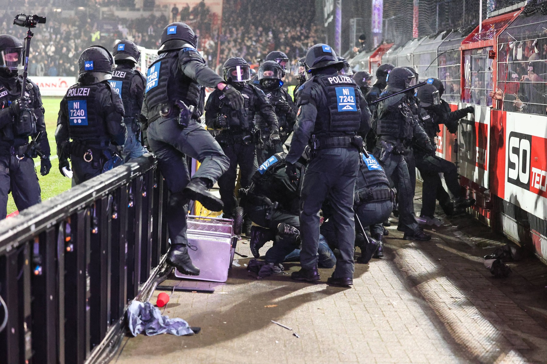 Festnahme bei Randale, Ausschreitungen RWE Fans in Osnabrück 15.12.2024 Polizeieinsatz und Festnahme bei Randale, Ausschreitungen RWE Fans in Osnabrück 15.12.2024: Nachdem Fans, Ultras, Hooligans, Hooltras teils vermummt durch ein geöffnetes Tor in den Innenraum des Stadions Bremer Brücke zu den gelangten und sich eine Schlägerei lieferten greift die behelmte Polizei durch. VfL Osnabrück vfl1899, lilaweiss gegen Rot-Weiss Essen RWE, Rot Weiß Essen am 15. Dezember 2024 im Stadion Bremer Brücke NIedersachsen / Deutschland / GER. Fußball,18. Spieltag der 3. Liga Saison 2024/2025. Endstand 2:0 vor 15.158 Zuschauern. *** Arrest during riots, riots RWE fans in Osnabrück 15 12 2024 Police operation and arrest during riots, riots RWE fans in Osnabrück 15 12 2024 After fans, Ultras, hooligans, hooligans, hooligans, some of them masked, entered the interior of the Bremer Brücke stadium through an open gate and fought a brawl, the helmeted police VfL Osnabrück vfl1899, lilaweiss vs Rot Weiss Essen RWE, Rot Weiß Essen on December 15, 2024 at Stadion Bremer Brücke NIedersachsen Germany GER Football,18 Matchday of the 3 Liga Season 2024 2025 Final Score 2 0 in front of 15 158 spectators,Image: 947330059, License: Rights-managed, Restrictions: , Model Release: no, Credit line: K. Hoeft / imago sportfotodienst / Profimedia