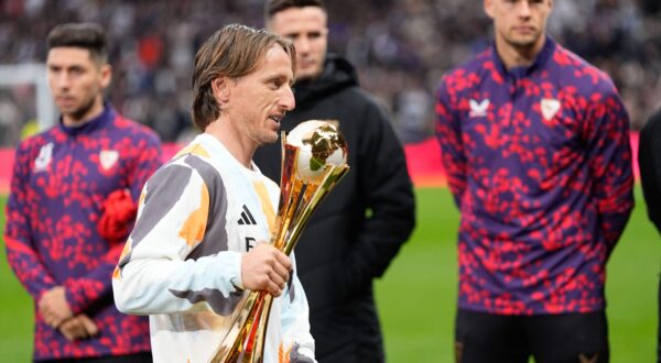 Luka Modric of Real Madrid shows the Intercontinental Champions Trophy to the supporters during the Spanish championship La Liga football match between Real Madrid CF and Sevilla FC on 22 December 2024 at Santiago Bernabeu stadium in Madrid, Spain - Photo Oscar J Barroso / Spain DPPI / DPPI,Image: 949520777, License: Rights-managed, Restrictions: Hungary Out, Model Release: no, Credit line: Oscar Barroso / AFP / Profimedia