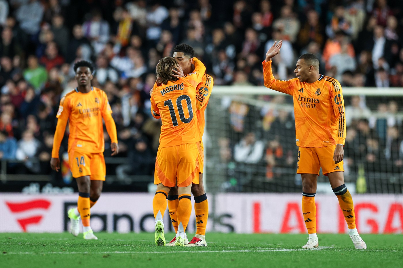 Valencia, Spain, January 3rd 2024: Luka Modric (10 Real Madrid CF) and Jude Bellingham (5 Real Madrid CF) celebrates after scoring during the La Liga EA Sports football match between Valencia CF and Real Madrid CF at the Estadio Mestalla in Valencia, Spain  (Judit Cartiel / SPP),Image: 951612038, License: Rights-managed, Restrictions: *** World Rights Except Brazil and Mexico *** BRAOUT MEXOUT, Model Release: no, Credit line: Sports Press Photo / ddp USA / Profimedia