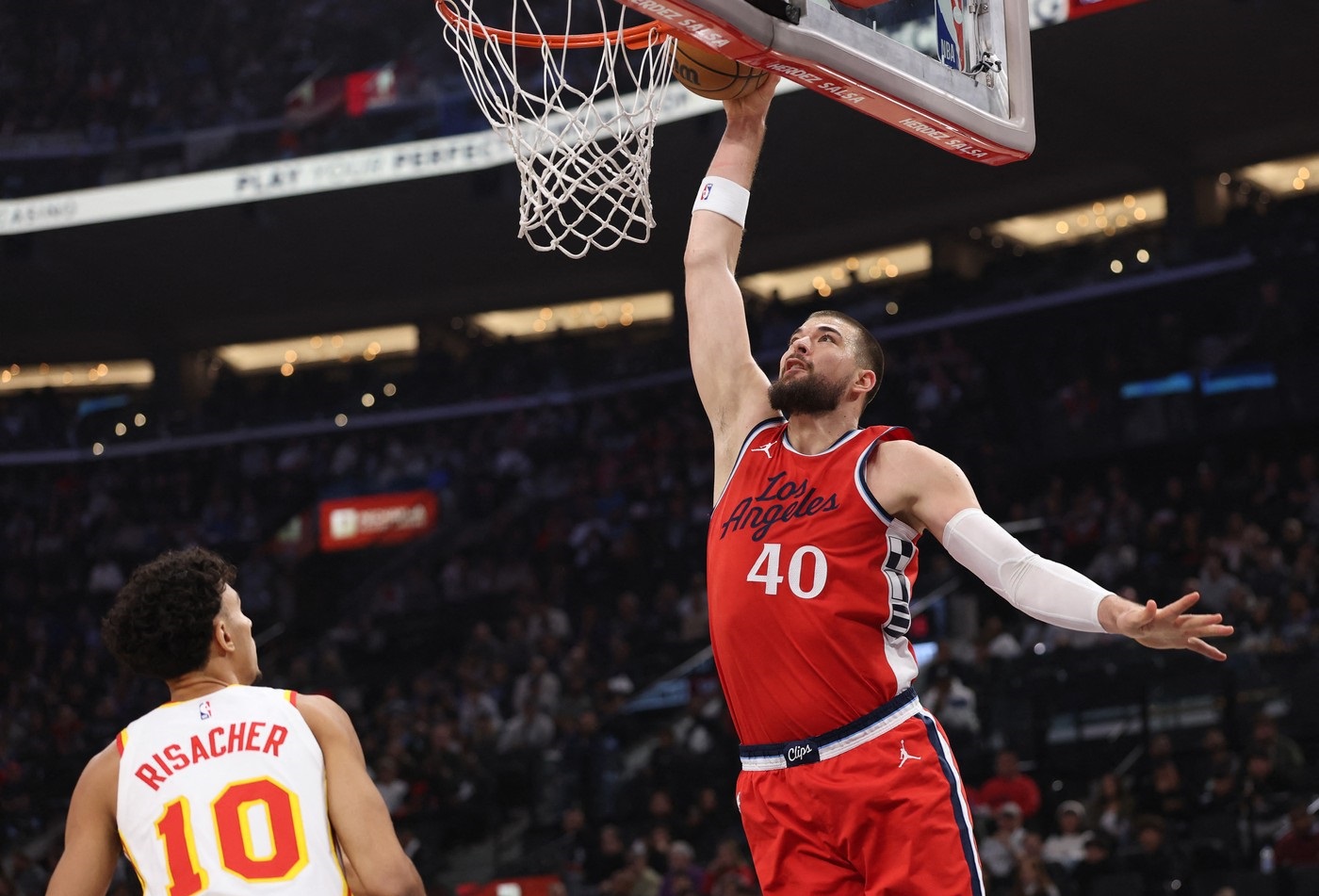 INGLEWOOD, CALIFORNIA - JANUARY 04: Ivica Zubac #40 of the LA Clippers dunks in front of Zaccharie Risacher #10 of the Atlanta Hawks during a 131-105 Clippers win at Intuit Dome on January 04, 2025 in Inglewood, California.   Harry How,Image: 951858347, License: Rights-managed, Restrictions: USER IS NOT PERMITTED TO DOWNLOAD OR USE IMAGE WITHOUT PRIOR APPROVAL.NOTE TO USER: User expressly acknowledges and agrees that, by downloading and or using this photograph, User is consenting to the terms and conditions of the Getty Images License Agreeme, Model Release: no, Credit line: Harry How / Getty images / Profimedia