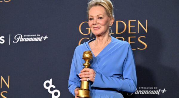 US actress Jean Smart poses with the Best Performance by a Female Actor in a Television Series – Musical or Comedy award for "Hacks" in the press room during the 82nd annual Golden Globe Awards at the Beverly Hilton hotel in Beverly Hills, California, on January 5, 2025.,Image: 952006027, License: Rights-managed, Restrictions: , Model Release: no, Credit line: Robyn Beck / AFP / Profimedia