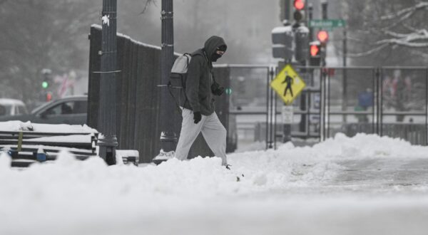 WASHINGTON D.C., UNITED STATES - JANUARY 06: A view from the streets as heavy snow blankets the several US states in Washington D.C., United States on January 06, 2025. A state of emergency has been declared in Kentucky, Virginia, Kansas, Arkansas and Missouri due to heavy snow, ice, heavy rain and thunderstorms in the US. In the US, cold weather conditions are effective from the east to the central regions of the country, including Washington D.C., New Jersey and New York. Celal Gunes / Anadolu,Image: 952120041, License: Rights-managed, Restrictions: , Model Release: no, Credit line: Celal Gunes / AFP / Profimedia