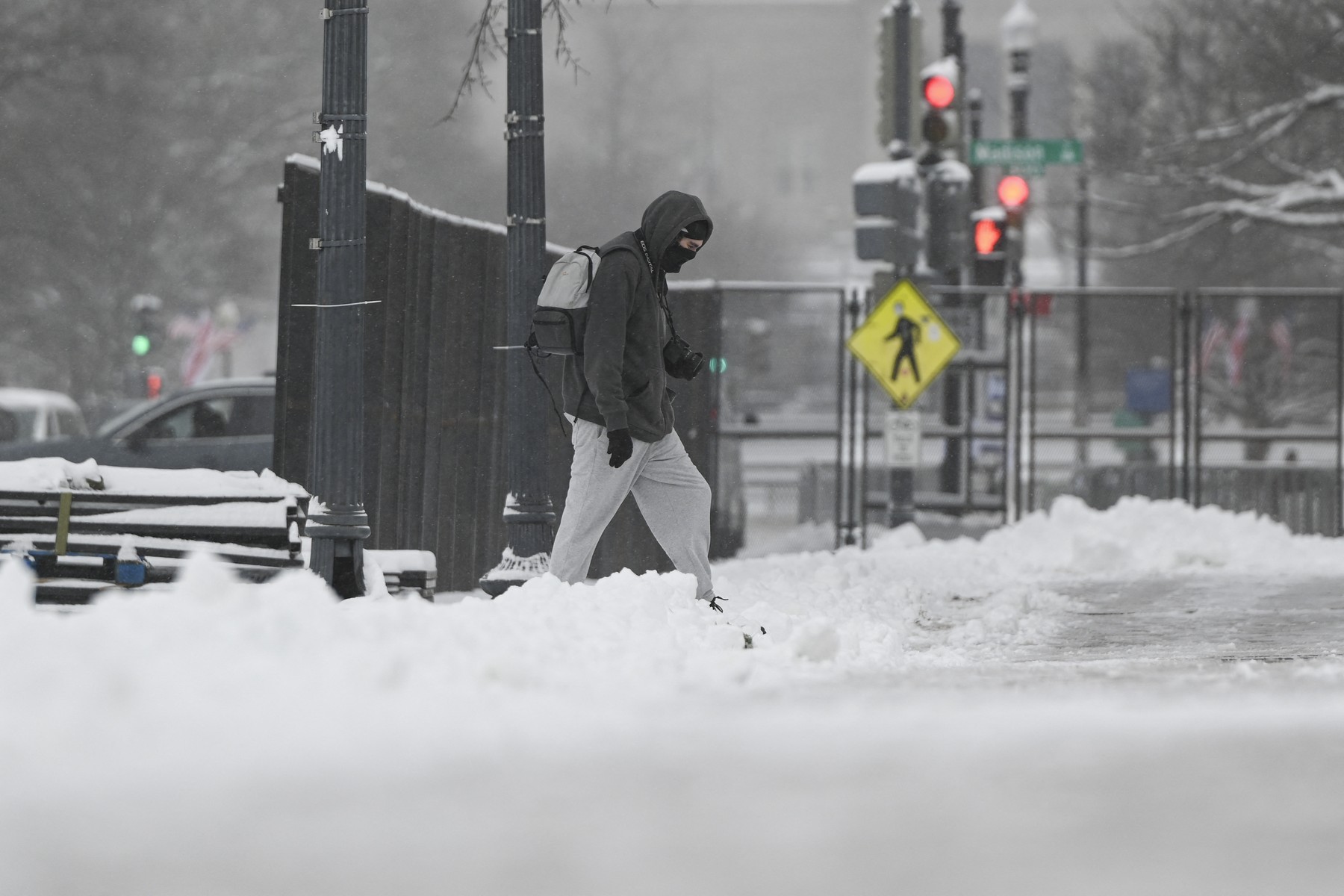 WASHINGTON D.C., UNITED STATES - JANUARY 06: A view from the streets as heavy snow blankets the several US states in Washington D.C., United States on January 06, 2025. A state of emergency has been declared in Kentucky, Virginia, Kansas, Arkansas and Missouri due to heavy snow, ice, heavy rain and thunderstorms in the US. In the US, cold weather conditions are effective from the east to the central regions of the country, including Washington D.C., New Jersey and New York. Celal Gunes / Anadolu,Image: 952120041, License: Rights-managed, Restrictions: , Model Release: no, Credit line: Celal Gunes / AFP / Profimedia