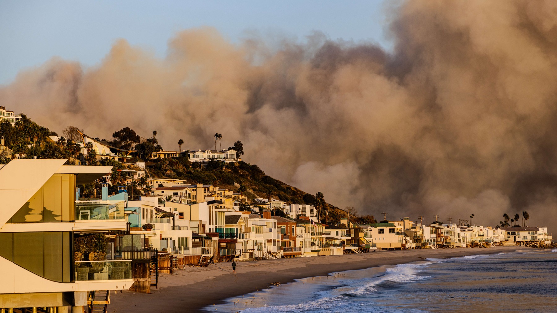 January 7, 2025, Malibu, California, U.S.A: Smoke billowing from the Palisades Fire behind the exclusive Malibu beach community that houses many movie stars and other celebrities. Fire broke out on January 7, 2025, as seen from the PCH (Pacific Coast Highway) in the affluent town of Pacific Palisades, on the edge of Malibu, CA, due to unusually strong Santa Ana winds that exceeded 100 MPH,Image: 952381786, License: Rights-managed, Restrictions: , Model Release: no, Credit line: Amy Katz / Zuma Press / Profimedia