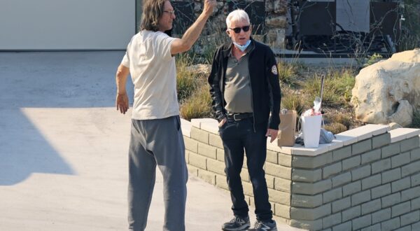 Pacific Palisades, CA  - *EXCLUSIVE*  - Actor James Woods returned to his Pacific Palisades home after the Los Angeles wildfires.  Pictured here wearing a face mask and chatting with law enforcement and neighbors.

*UK Clients - Pictures Containing Children
Please Pixelate Face Prior To Publication*,Image: 952858542, License: Rights-managed, Restrictions: , Model Release: no, Pictured: James Woods, Credit line: BACKGRID / Backgrid USA / Profimedia