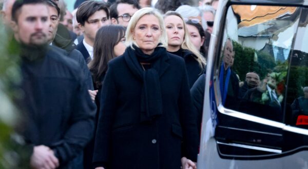 Marine Le Pen, Marion Marechal et Nolwenn Olivier ( fille de Marie-Caroline) - Sortie du clan Le Pen aux obsèques de Jean-Marie Le Pen en l'église Saint-Joseph à la Trinité-sur-Mer le 11 janvier 2025. © Dominique Jacovides / Guillaume Collet / Bestimage Le Pen clan leaving the funeral of Jean-Marie Le Pen at the Saint-Joseph church in La Trinité-sur-Mer on January 11, 2025.,Image: 952964184, License: Rights-managed, Restrictions: , Model Release: no, Credit line: Dominique Jacovides / Guillaume Collet / Bestimage / Profimedia