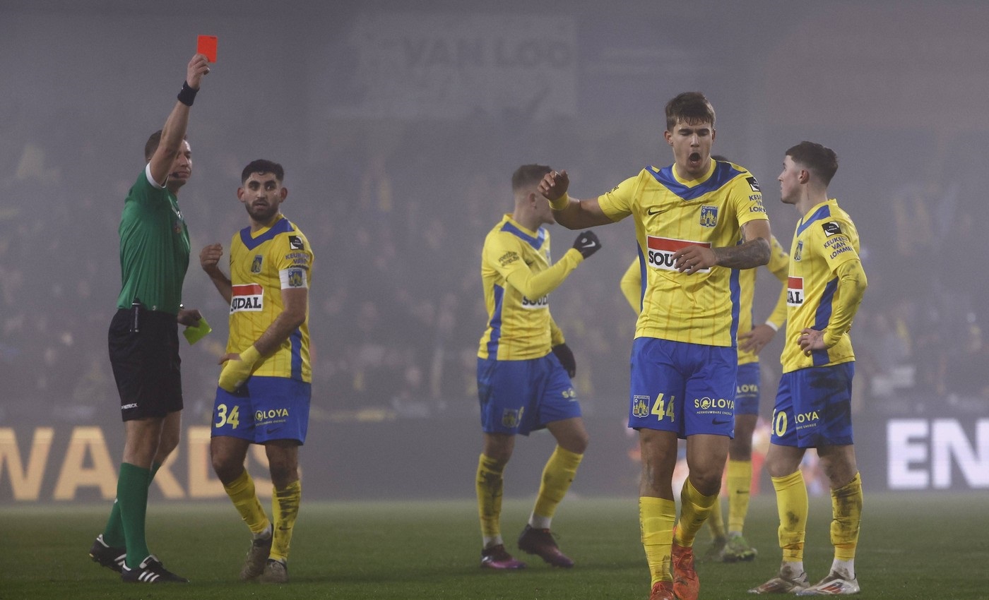 KVC Westerlo v Sint-Truidense VV - Jupiler Pro League WESTERLO, BELGIUM - JANUARY 11 : red card Vuskovic Luka defender of KVC Westerlo during the Jupiler Pro League match between KVC Westerlo and Sint-Truidense VV on January 11, 2025 in Westerlo, Belgium, 11/01/2025 Westerlo Belgium Copyright: xJanxDexMeuleneirx,Image: 952976442, License: Rights-managed, Restrictions: PUBLICATIONxNOTxINxFRAxBEL, Model Release: no, Credit line: Jan De Meuleneir / imago sportfotodienst / Profimedia