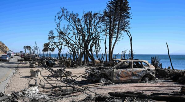 LOS ANGELES, CA - JANUARY 12: A view of debris of houses and cars at Malibu Beach during 'Palisades Fire' in Los Angeles, California, United States on January 12, 2025. Tayfun Coskun / Anadolu/ABACAPRESS.COM,Image: 953256661, License: Rights-managed, Restrictions: , Model Release: no, Credit line: AA/ABACA / Abaca Press / Profimedia