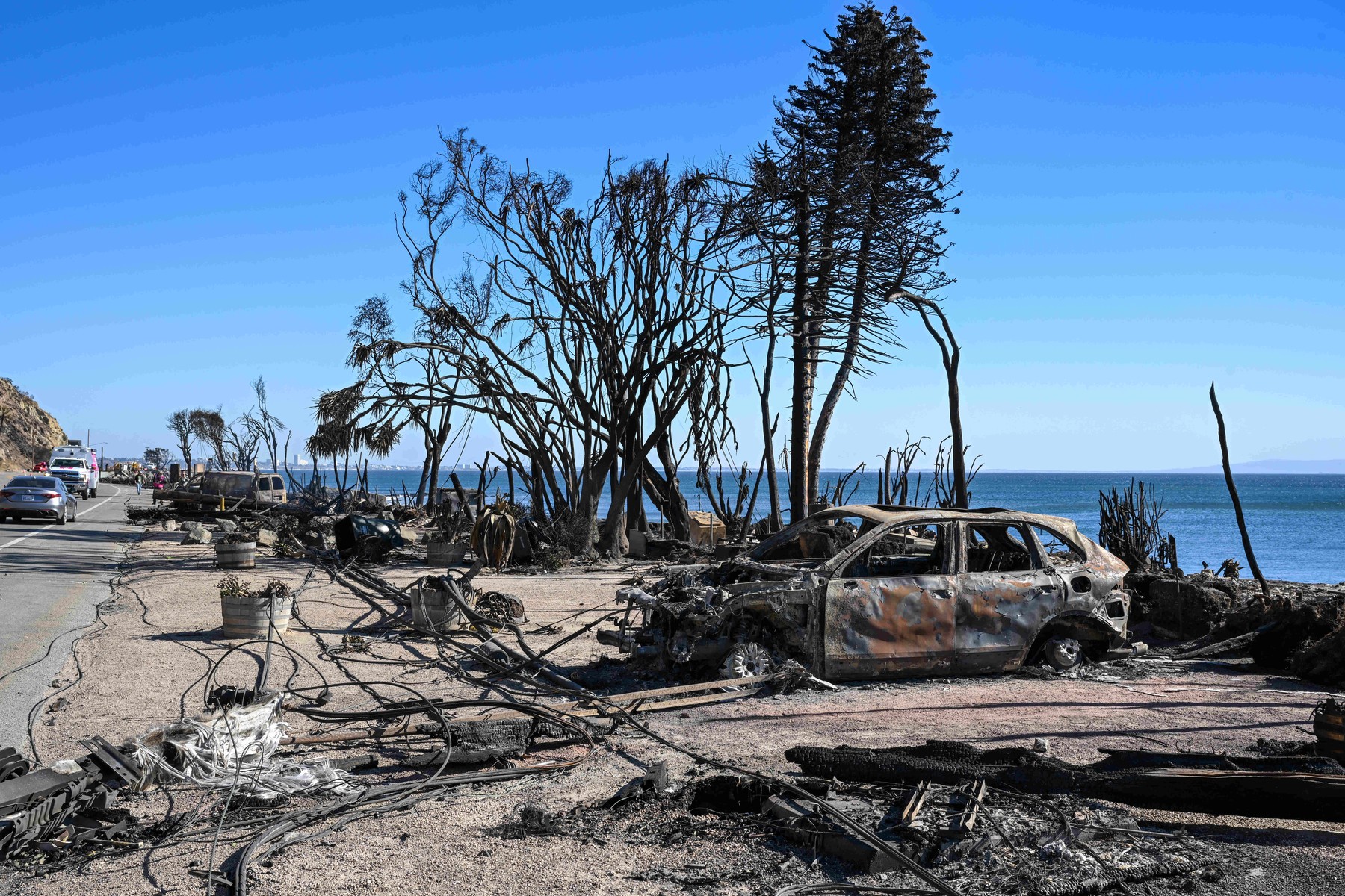 LOS ANGELES, CA - JANUARY 12: A view of debris of houses and cars at Malibu Beach during 'Palisades Fire' in Los Angeles, California, United States on January 12, 2025. Tayfun Coskun / Anadolu/ABACAPRESS.COM,Image: 953256661, License: Rights-managed, Restrictions: , Model Release: no, Credit line: AA/ABACA / Abaca Press / Profimedia