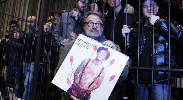 (FILES) Italian Photographer Oliviero Toscani holds his new 2013 calendar dedicated to tattooed people as he poses with his models on January 10, 2013 in Florence. The calendar was designed for the Consortium Vera Pelle by Toscani, known for his advertising campains for Benetton.   Oliviero Toscani, the Italian fashion photographer known for his work on Benetton's provocative advertising campaigns, died on January 13, 2025 aged 82, his family announced.,Image: 953262489, License: Rights-managed, Restrictions: DIGITAL CAMERA, Model Release: no, Credit line: FABIO MUZZI / AFP / Profimedia