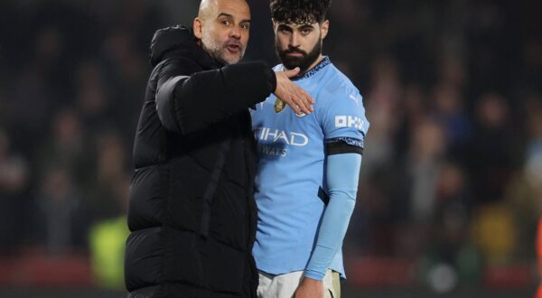 London, England, 14th January 2025. Pep Guardiola, head coach of Manchester City talks with Josko Gvardiol of Manchester City after the Premier League match at Gtech Community Stadium, London. Picture credit should read: / Sportimage EDITORIAL USE ONLY. No use with unauthorised audio, video, data, fixture lists, club/league logos or live services. Online in-match use limited to 120 images, no video emulation. No use in betting, games or single club/league/player publications. SPI_051_PT_Brentford_Man_City SPI-3597-0051,Image: 953663092, License: Rights-managed, Restrictions: , Model Release: no, Credit line: Paul Terry / imago sportfotodienst / Profimedia