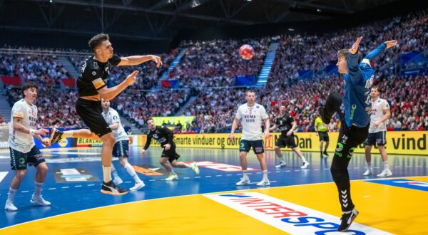 250119 Francisco Costa of Portugal and goalkeeper André Bergsholm Kristensen of Norway during the 2025 IHF World Men's Handball Championship match between Norway and Portugal on January 19, 2025 in Oslo.,Image: 955466856, License: Rights-managed, Restrictions: Sweden, Norway, Finland and Denmark must be OUT, Model Release: no, Credit line: MATHIAS BERGELD / Bildbyran Photo Agency / Profimedia