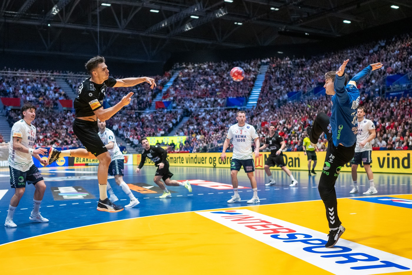 250119 Francisco Costa of Portugal and goalkeeper André Bergsholm Kristensen of Norway during the 2025 IHF World Men's Handball Championship match between Norway and Portugal on January 19, 2025 in Oslo.,Image: 955466856, License: Rights-managed, Restrictions: Sweden, Norway, Finland and Denmark must be OUT, Model Release: no, Credit line: MATHIAS BERGELD / Bildbyran Photo Agency / Profimedia