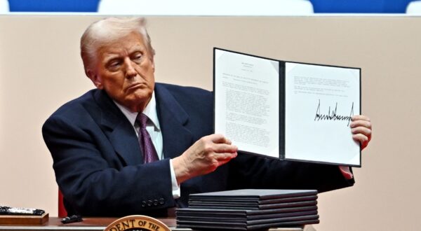 US President Donald Trump signs executive orders during the inaugural parade inside Capital One Arena, in Washington, DC, on January 20, 2025.,Image: 955836778, License: Rights-managed, Restrictions: , Model Release: no, Credit line: ANGELA WEISS / AFP / Profimedia