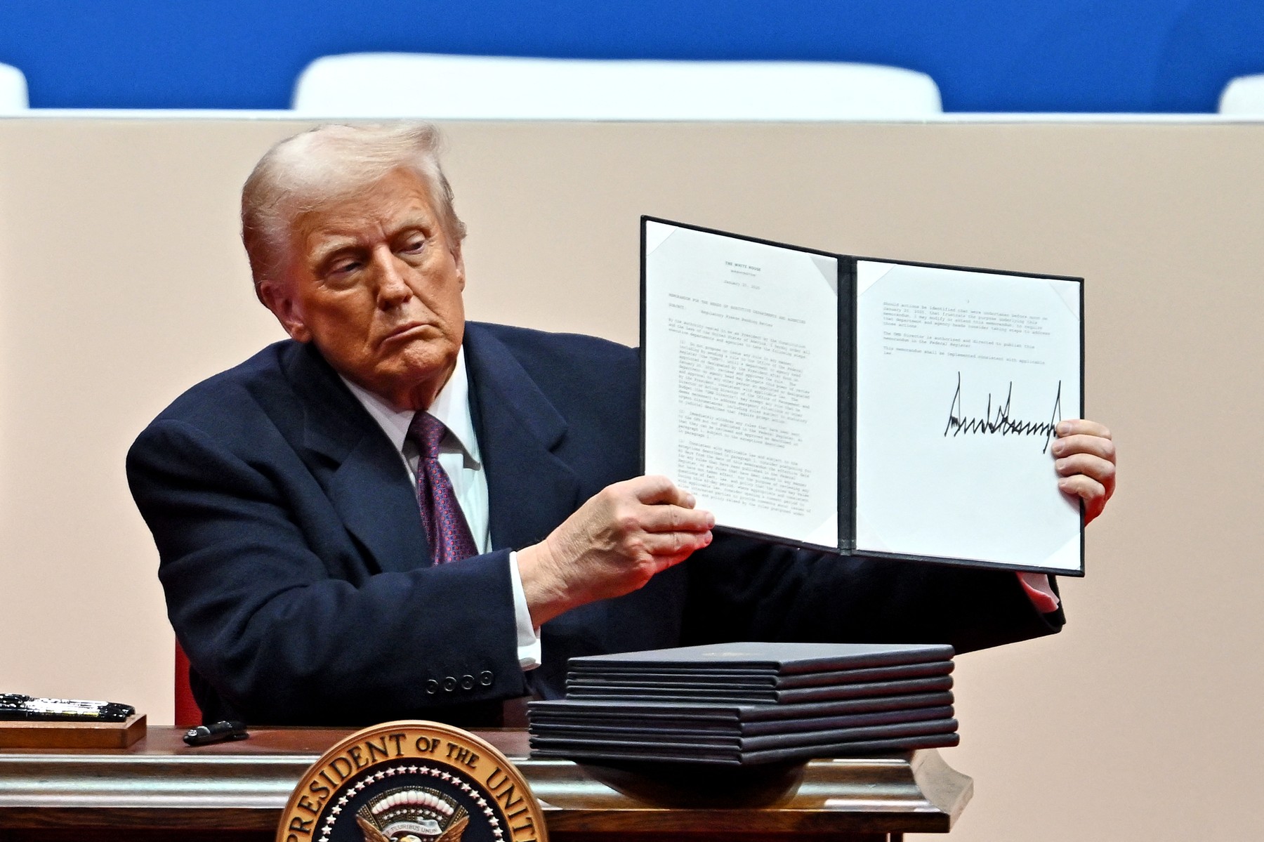 US President Donald Trump signs executive orders during the inaugural parade inside Capital One Arena, in Washington, DC, on January 20, 2025.,Image: 955836778, License: Rights-managed, Restrictions: , Model Release: no, Credit line: ANGELA WEISS / AFP / Profimedia