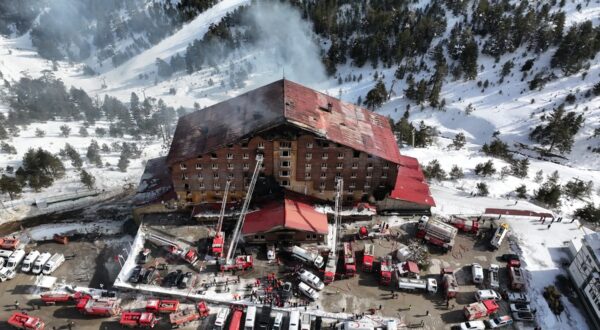 BOLU, TURKIYE - JAN 21: A view of the area as fire brigades responding to a fire that broke out in a hotel in Bolu Kartalkaya Ski Center, on January 21, 2025 in Bolu, Turkiye. The death toll in the fire rose to 10 and the number of injured to 32. Evrim Aydin / Anadolu,Image: 956005299, License: Rights-managed, Restrictions: , Model Release: no, Credit line: Evrim Aydin / AFP / Profimedia