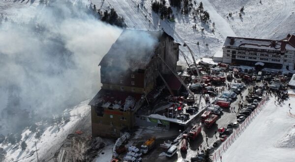 BOLU, TURKIYE - JAN 21: A view of the area as fire brigades responding to a fire that broke out in a hotel in Bolu Kartalkaya Ski Center, on January 21, 2025 in Bolu, Turkiye. At least 10 people died and 32 others were injured in a fire that broke out at a hotel in Kartalkaya ski resort in northern Turkiye, local authorities said on Tuesday. Ibrahim Yozoglu / Anadolu/ABACAPRESS.COM,Image: 956014129, License: Rights-managed, Restrictions: , Model Release: no, Credit line: AA/ABACA / Abaca Press / Profimedia