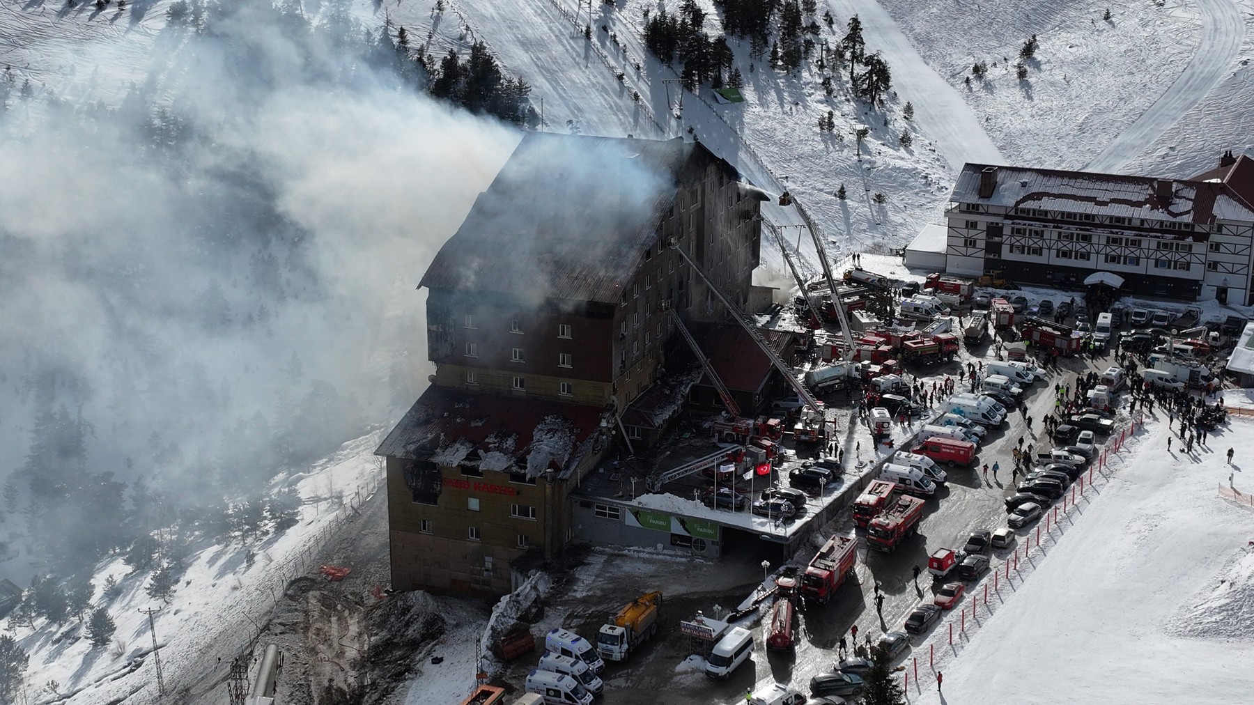 BOLU, TURKIYE - JAN 21: A view of the area as fire brigades responding to a fire that broke out in a hotel in Bolu Kartalkaya Ski Center, on January 21, 2025 in Bolu, Turkiye. At least 10 people died and 32 others were injured in a fire that broke out at a hotel in Kartalkaya ski resort in northern Turkiye, local authorities said on Tuesday. Ibrahim Yozoglu / Anadolu/ABACAPRESS.COM,Image: 956014129, License: Rights-managed, Restrictions: , Model Release: no, Credit line: AA/ABACA / Abaca Press / Profimedia