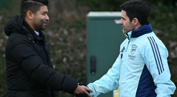 Arsenal's Spanish manager Mikel Arteta greets former Brazilian striker Eduardo da Silva as he arrives to take a training session at the Arsenal Training centre in Shenley on January 21, 2025, on the eve of their UEFA Champions League football match against Dinamo Zagreb.,Image: 956068841, License: Rights-managed, Restrictions: , Model Release: no, Credit line: JUSTIN TALLIS / AFP / Profimedia